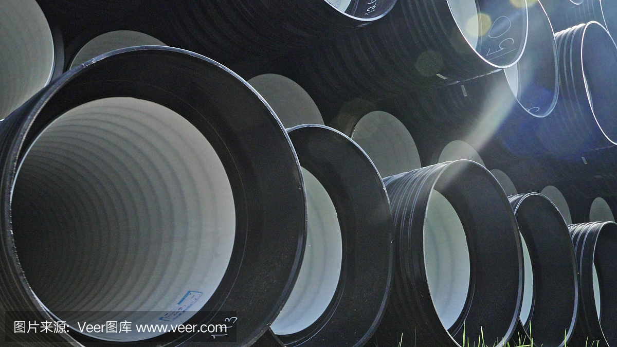 成品塑料管倉庫,工業戶外儲存場地。生產塑料水管的工廠。