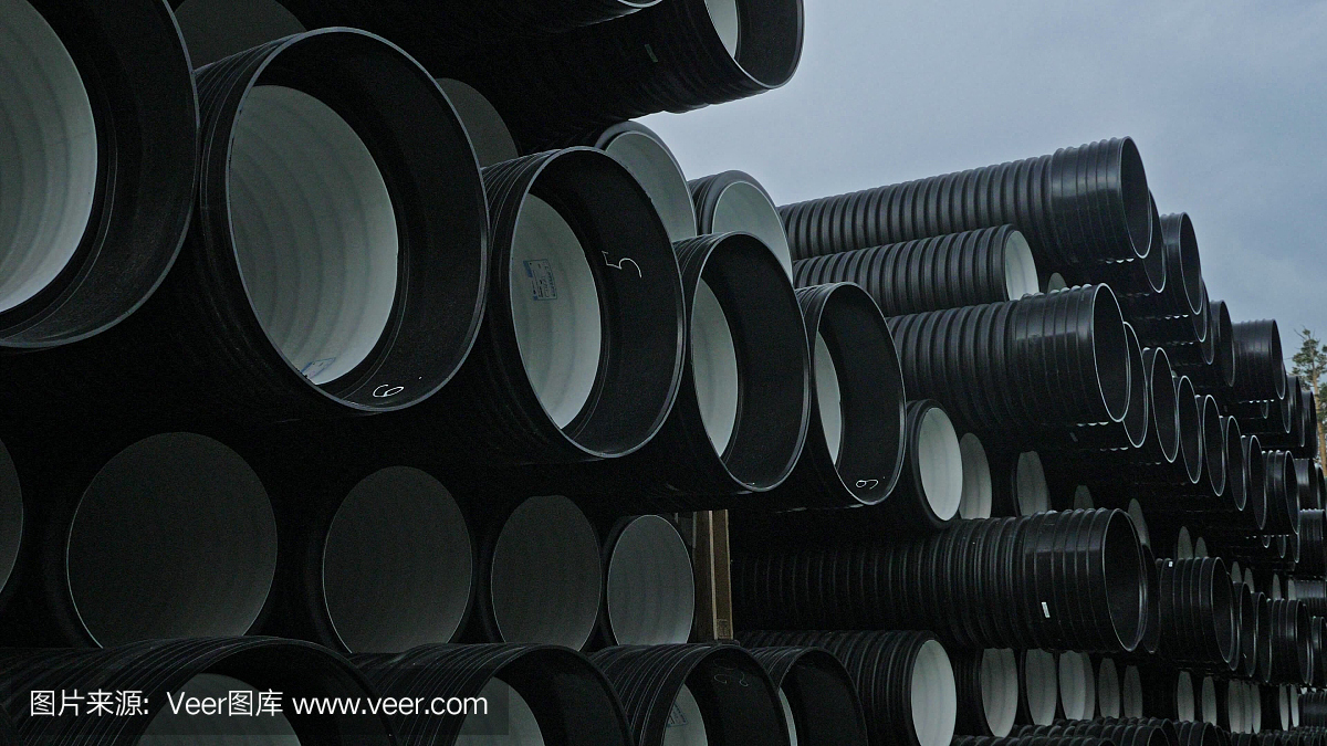 成品塑料管倉庫,工業戶外儲存場地。生產塑料水管的工廠。