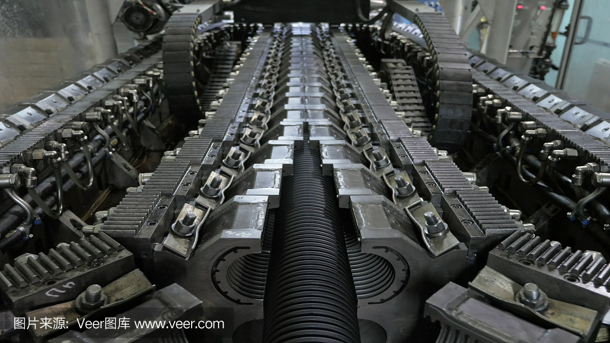 塑料水管制造。生產管子到工廠。用水和空氣的壓力在機床上制造塑料管的過程。特殊波紋形式。