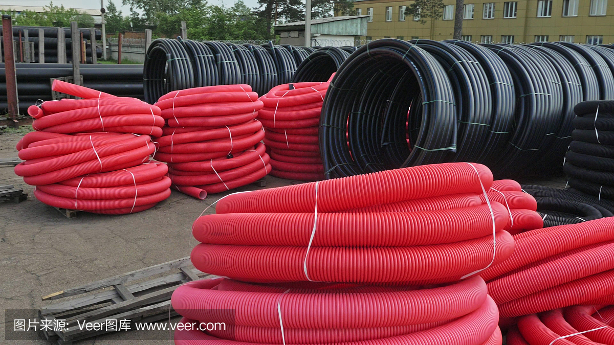 成品塑料管倉庫,工業(yè)戶外儲存場地。生產(chǎn)塑料水管的工廠。